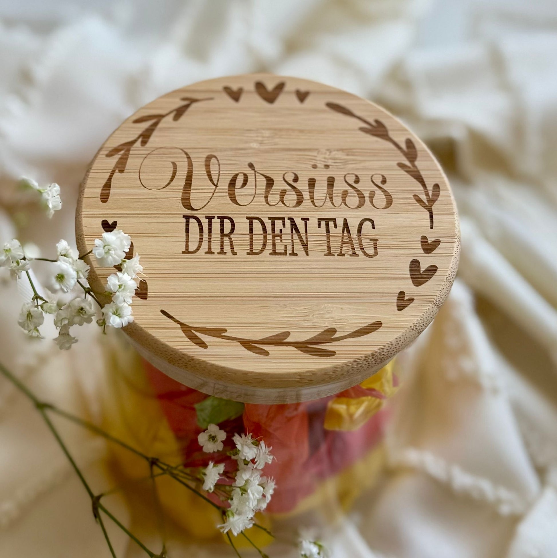 "Vorratsglas mit Bambusdeckel - Detailansicht der Lasergravur- Versüss dir deinen Tag"