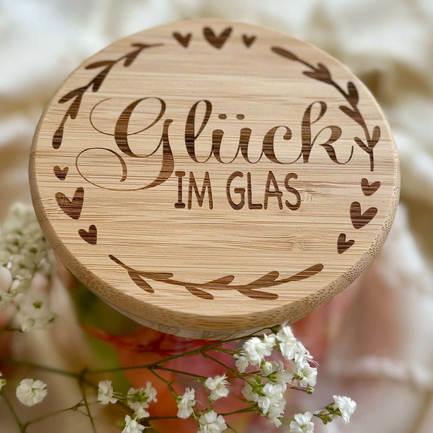 "Vorratsglas mit Bambusdeckel - Detailansicht der Lasergravur- Glück im Glas