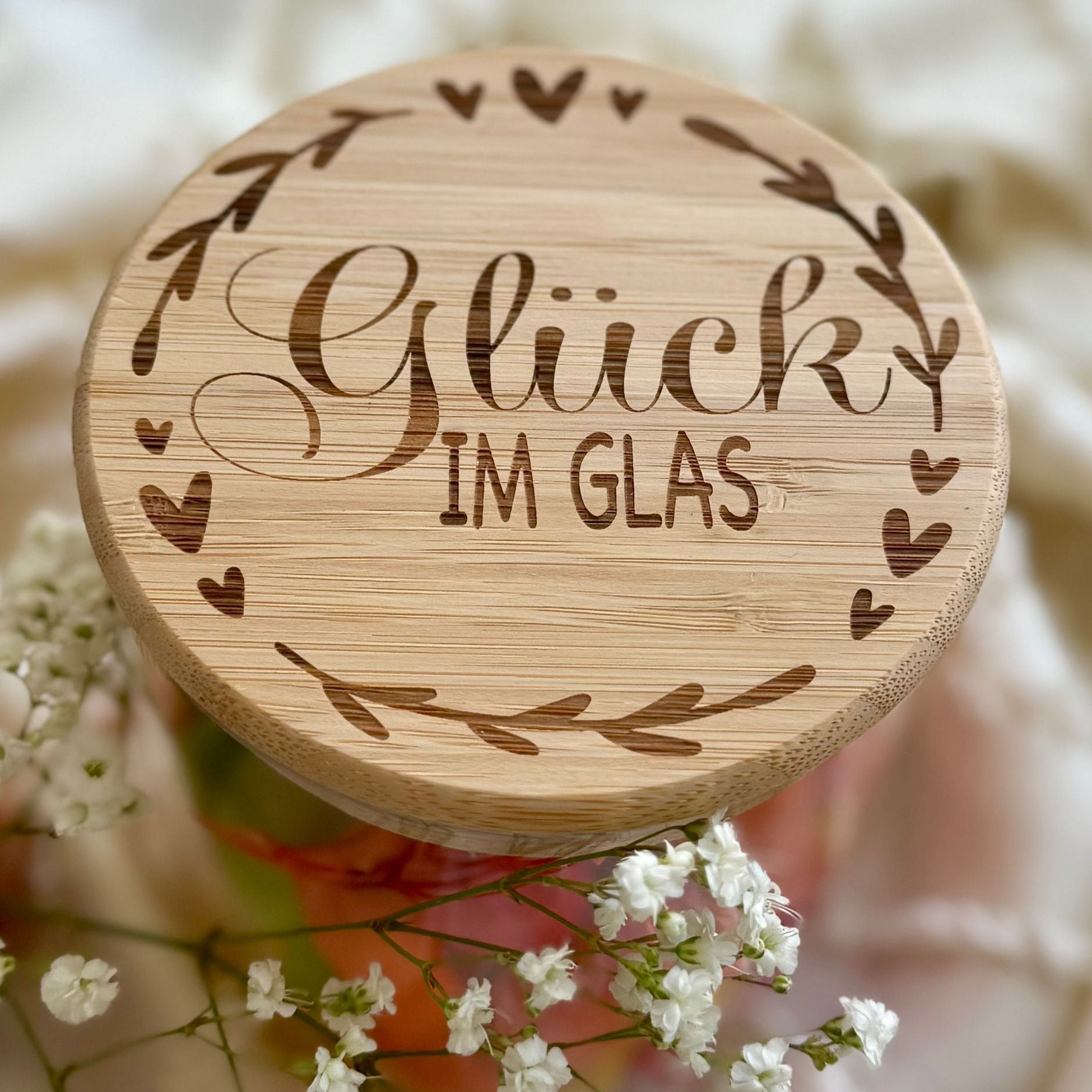 "Vorratsglas mit Bambusdeckel - Detailansicht der Lasergravur- Glück im Glas