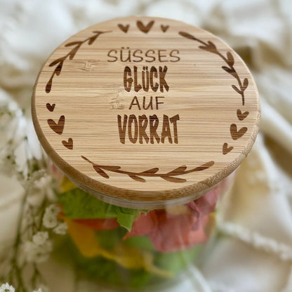 "Vorratsglas mit Bambusdeckel - Detailansicht der Lasergravur Süsses Glück auf Vorrat"